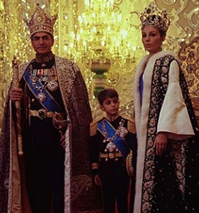 Mohamed Reza Pahlavi és Farah Diba megkoronázása közben - középen Reza herceg